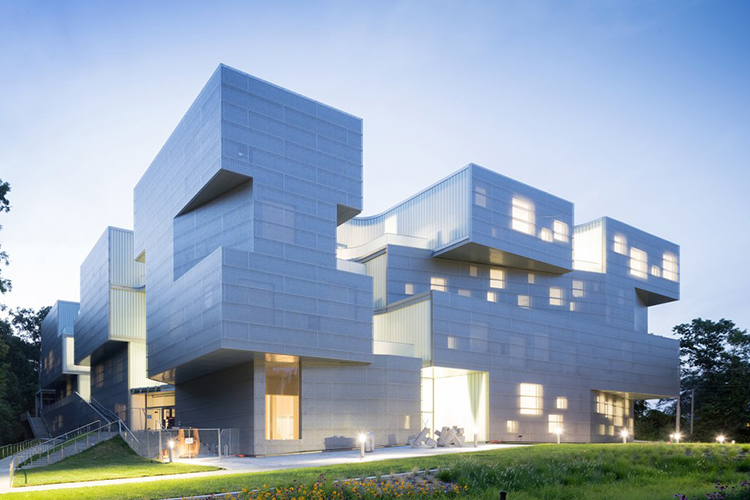 04.Visual-Arts-Building-University-of-Iowa-by-Steven-Holl-Architects-960x640.jpg